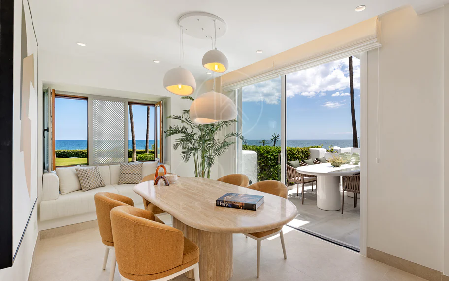 Primera Línea de Playa, Apartamento Renovado Estepona