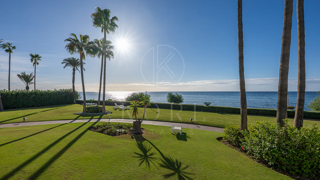 Primera Línea de Playa, Apartamento Renovado Estepona