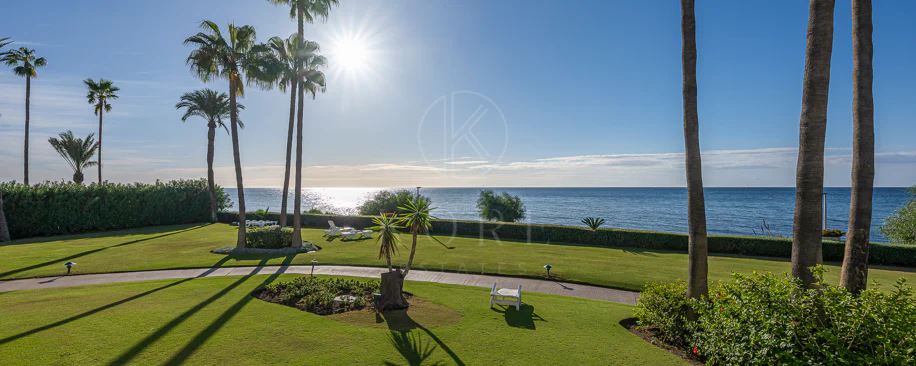 Primera Línea de Playa, Apartamento Renovado Estepona