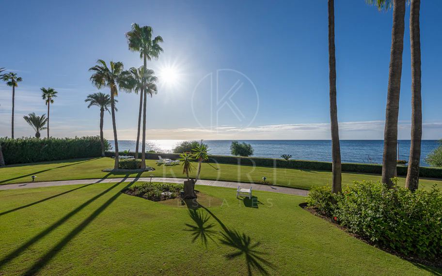 Primera Línea de Playa, Apartamento Renovado Estepona