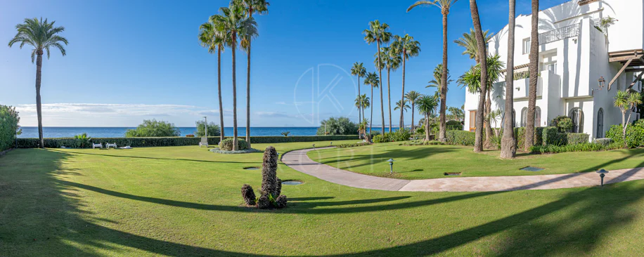 Primera Línea de Playa, Apartamento Renovado Estepona
