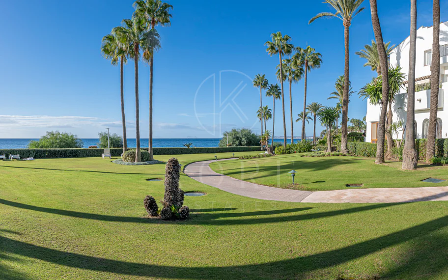 Primera Línea de Playa, Apartamento Renovado Estepona