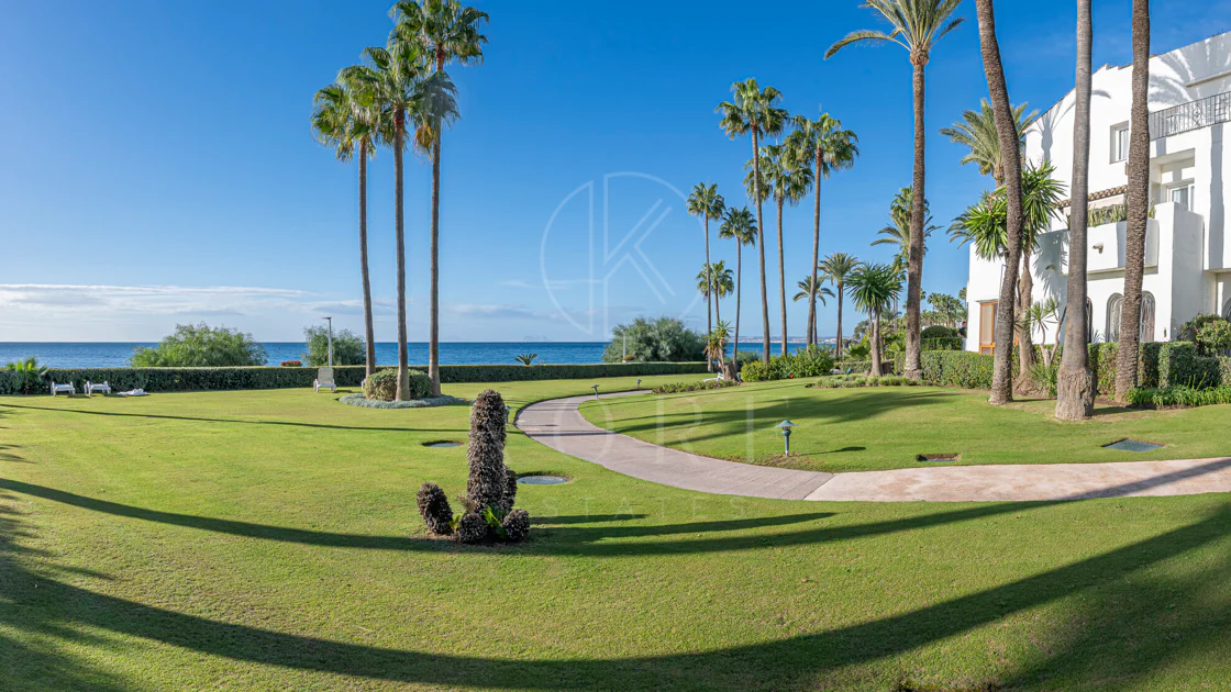 Primera Línea de Playa, Apartamento Renovado Estepona
