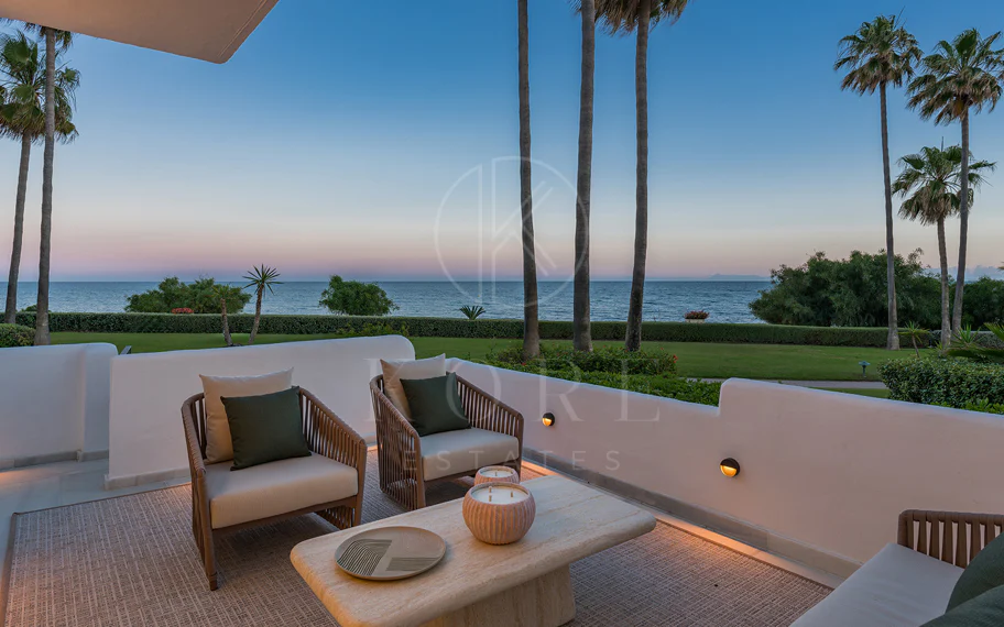 Primera Línea de Playa, Apartamento Renovado Estepona