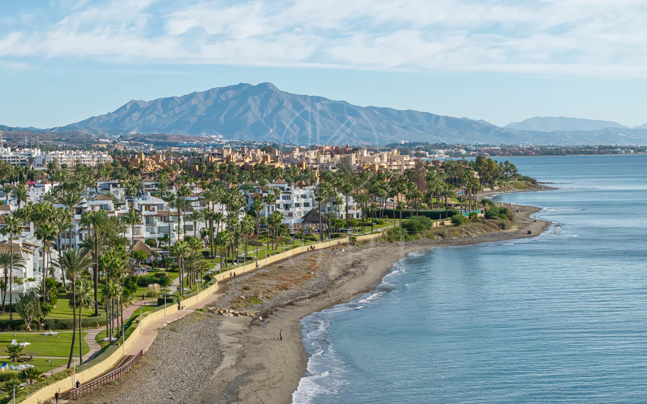 Primera Línea de Playa, Apartamento Renovado Estepona