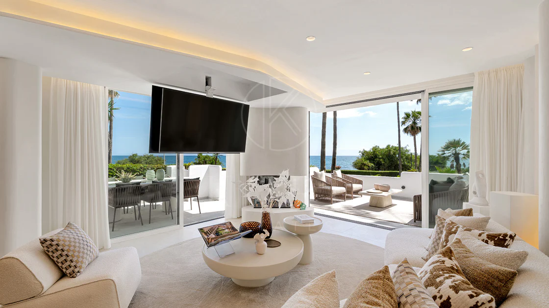 Primera Línea de Playa, Apartamento Renovado Estepona