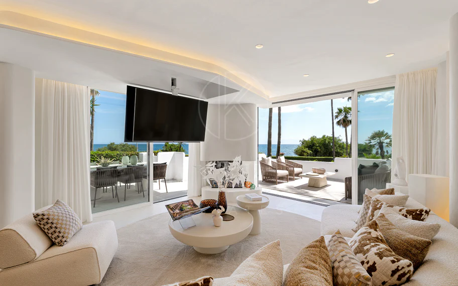 Primera Línea de Playa, Apartamento Renovado Estepona