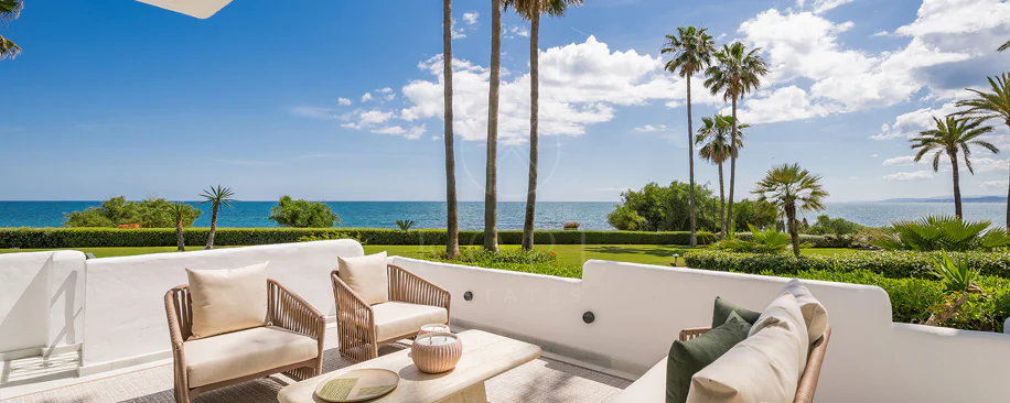 Primera Línea de Playa, Apartamento Renovado Estepona