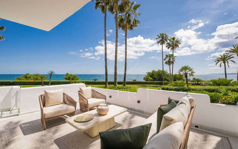 Primera Línea de Playa, Apartamento Renovado Estepona