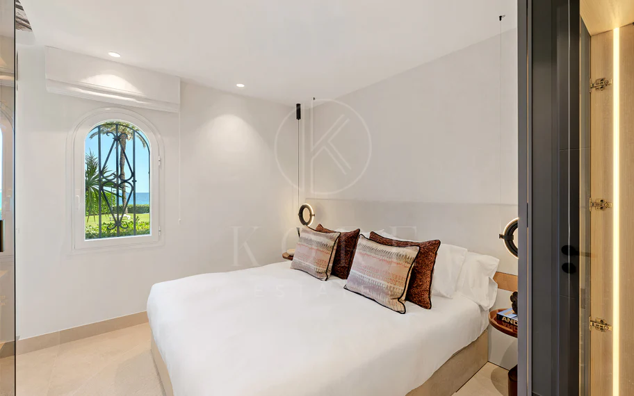 Primera Línea de Playa, Apartamento Renovado Estepona