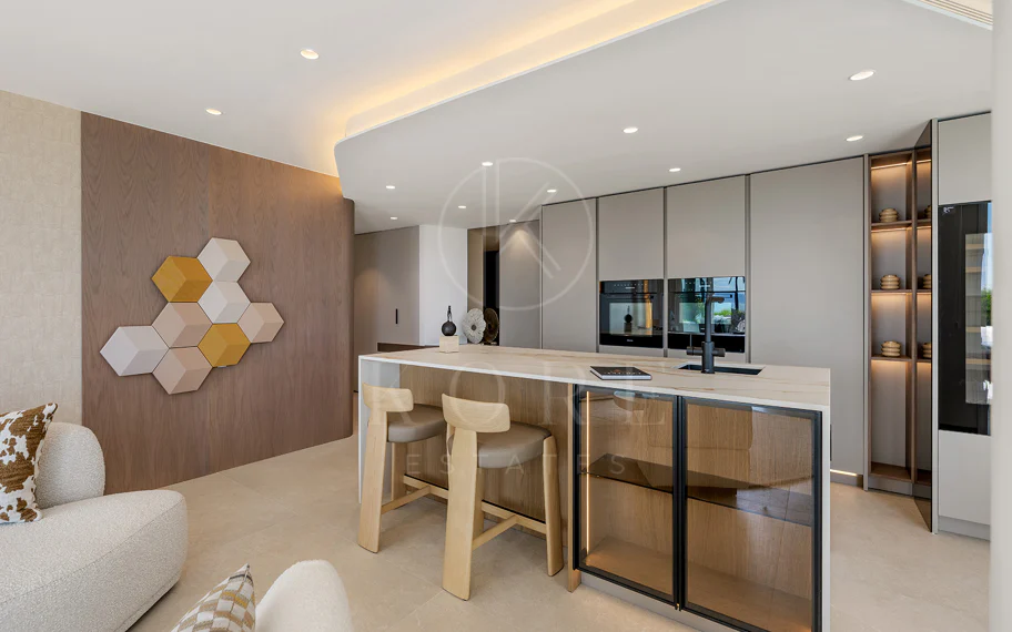 Primera Línea de Playa, Apartamento Renovado Estepona