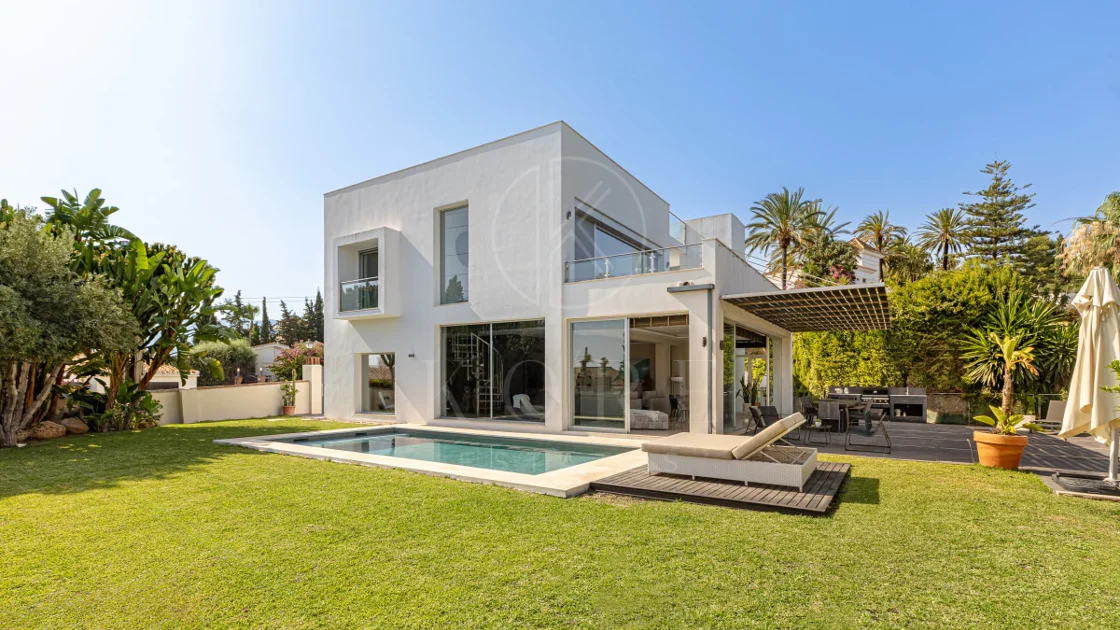 Villa en venta en El Rosario, Marbella Este
