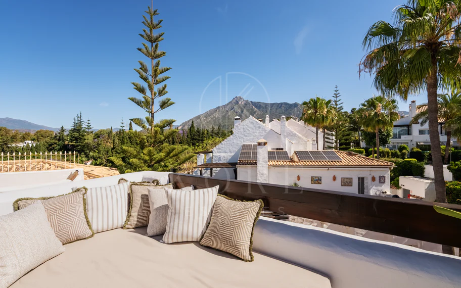 Villa Semiadosada con Vistas a la Montaña, la Milla de Oro