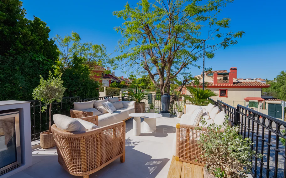 Villa Semiadosada con Vistas a la Montaña, la Milla de Oro