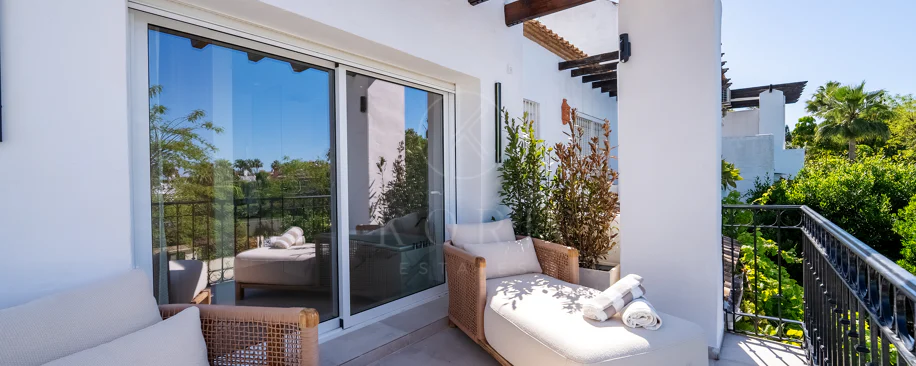 Villa Semiadosada con Vistas a la Montaña, la Milla de Oro