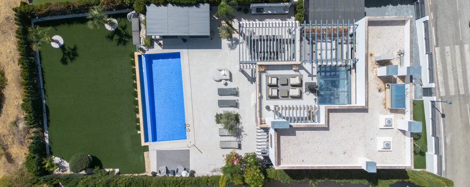 Villa Reformada con Orientación Sur y Vistas al Mar