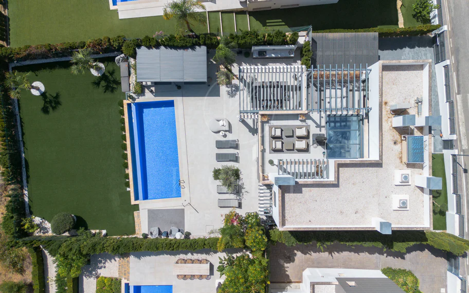 Villa Reformada con Orientación Sur y Vistas al Mar