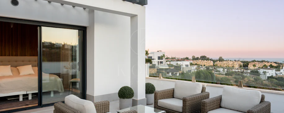 Villa Reformada con Orientación Sur y Vistas al Mar
