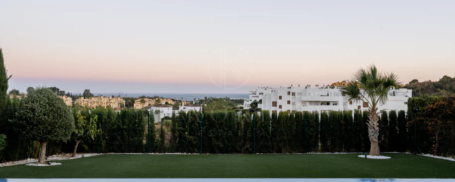 Villa Reformada con Orientación Sur y Vistas al Mar