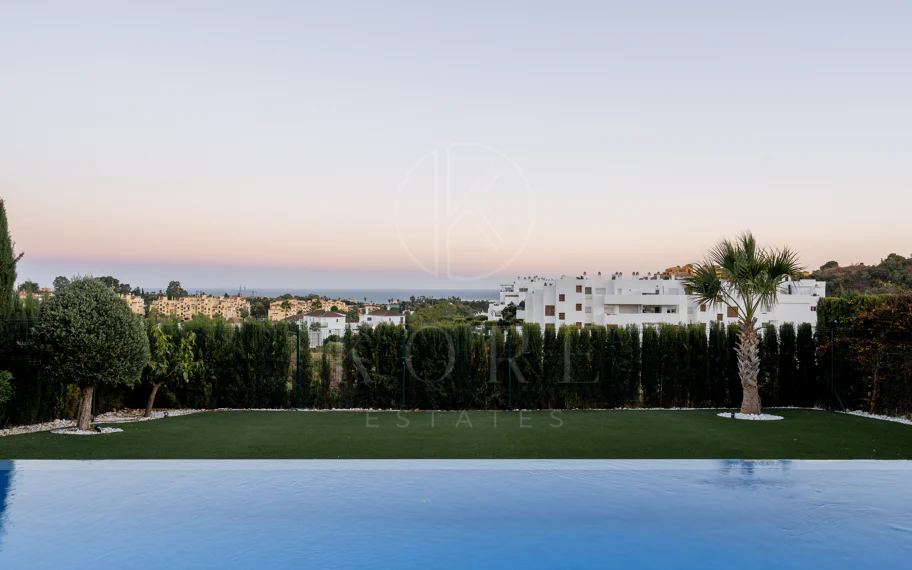 Villa Reformada con Orientación Sur y Vistas al Mar