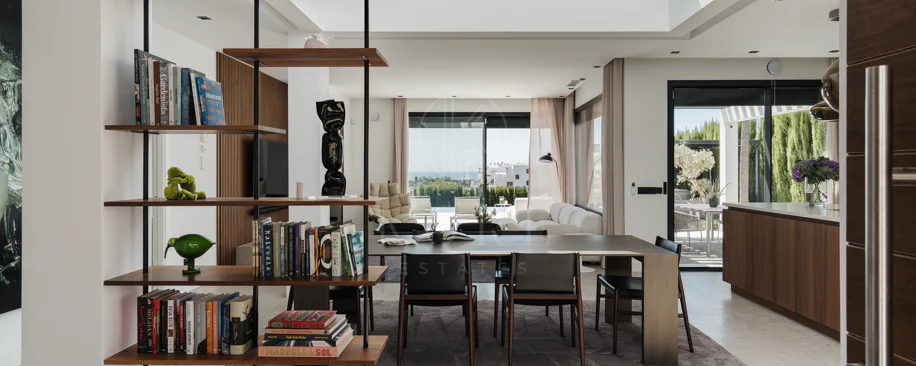 Villa Reformada con Orientación Sur y Vistas al Mar
