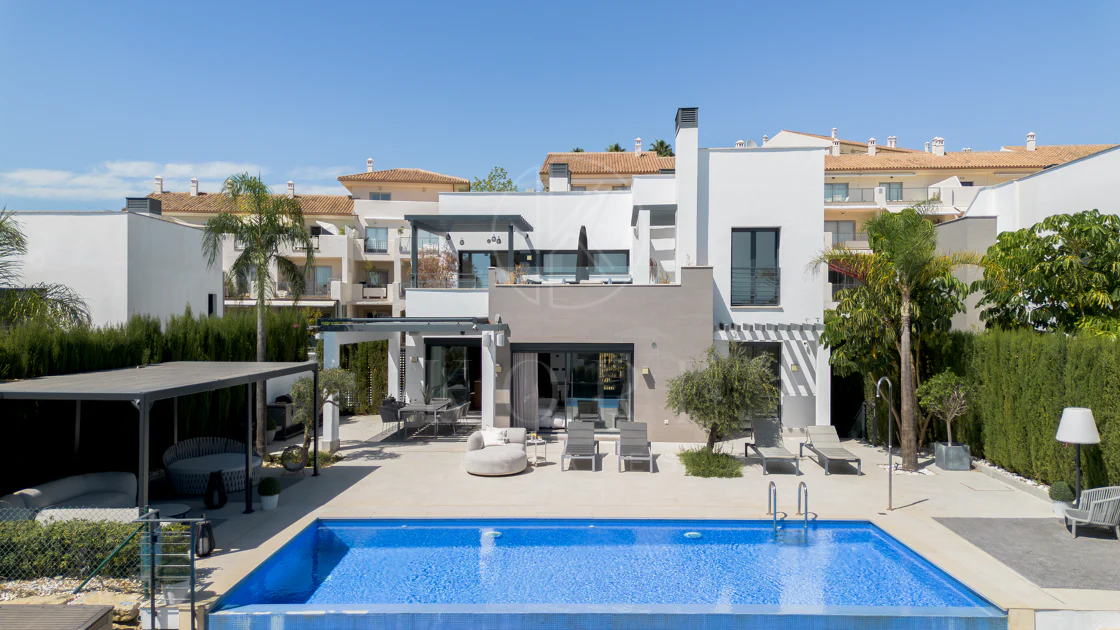 Villa Reformada con Orientación Sur y Vistas al Mar