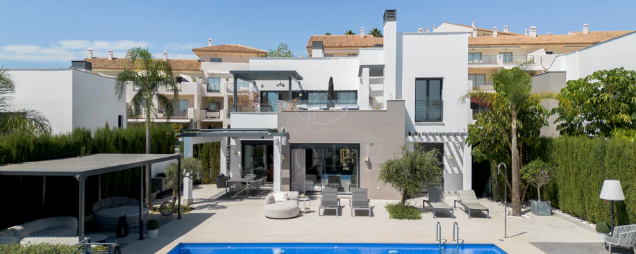 Villa Reformada con Orientación Sur y Vistas al Mar