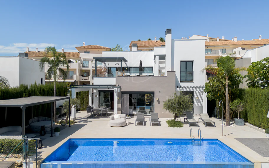 Villa Reformada con Orientación Sur y Vistas al Mar
