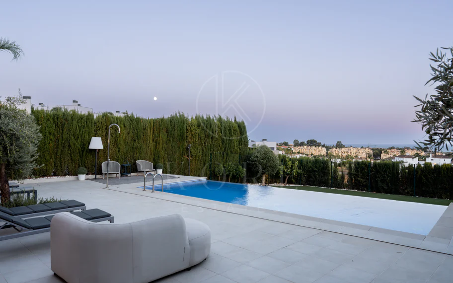 Villa Reformada con Orientación Sur y Vistas al Mar