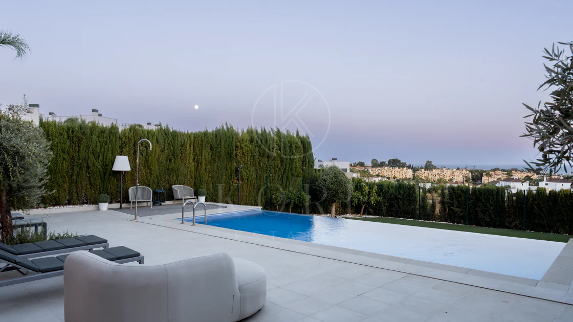 Villa Reformada con Orientación Sur y Vistas al Mar