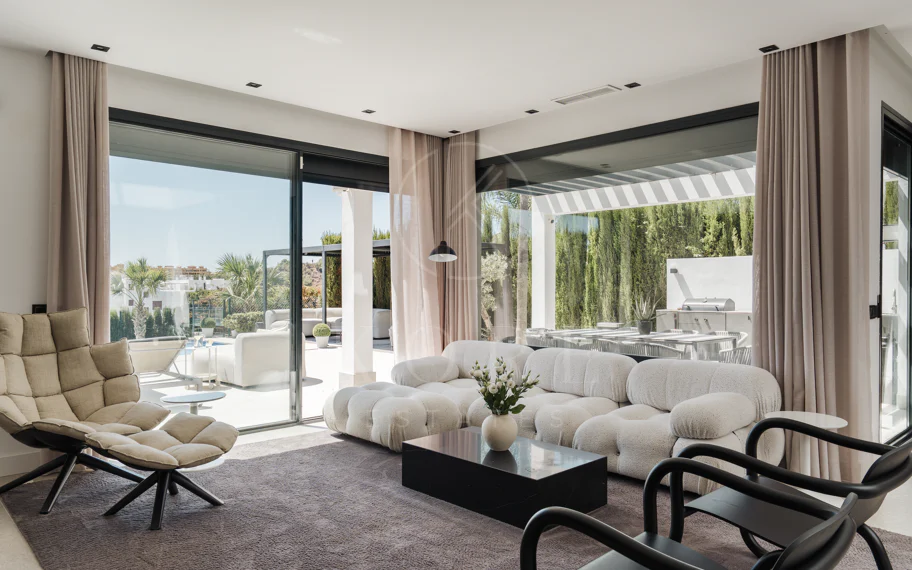 Villa Reformada con Orientación Sur y Vistas al Mar