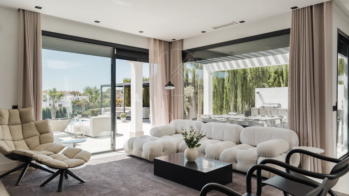 Villa Reformada con Orientación Sur y Vistas al Mar