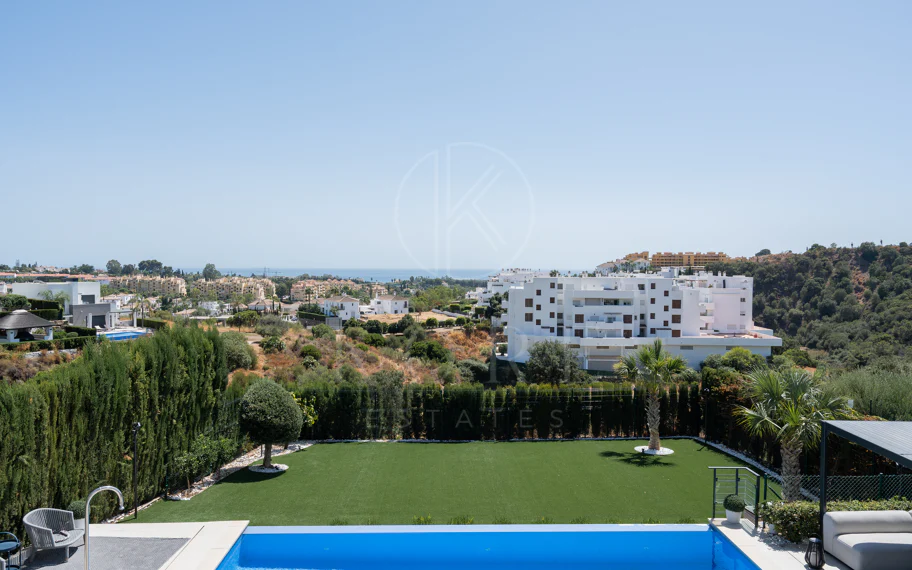 Villa Reformada con Orientación Sur y Vistas al Mar