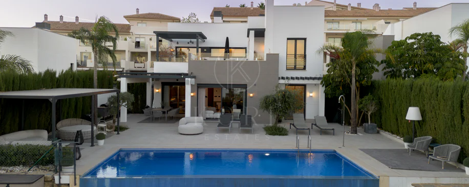 Villa Reformada con Orientación Sur y Vistas al Mar