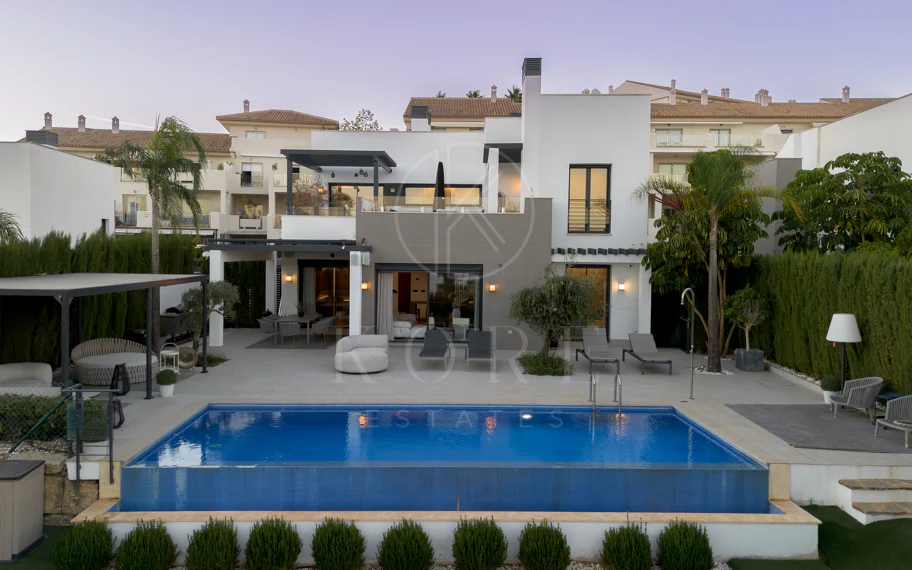 Villa Reformada con Orientación Sur y Vistas al Mar