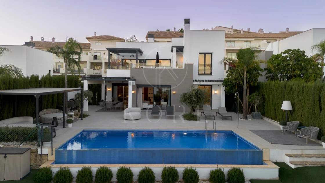 Villa Reformada con Orientación Sur y Vistas al Mar