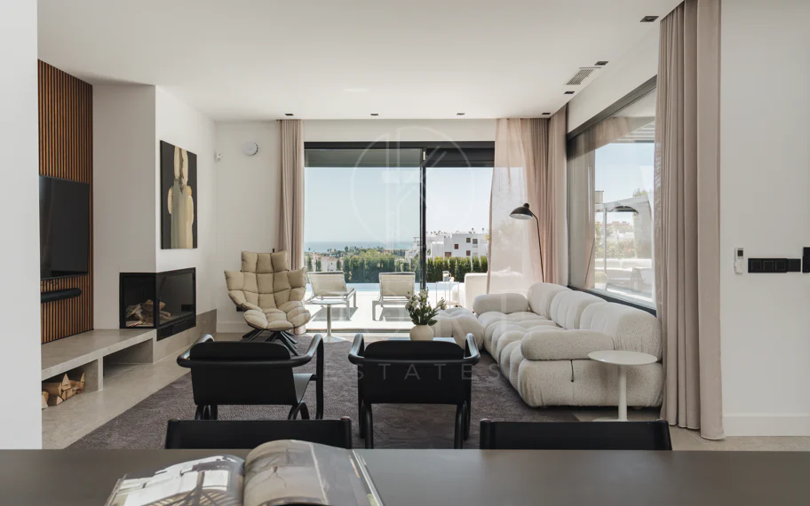 Villa Reformada con Orientación Sur y Vistas al Mar
