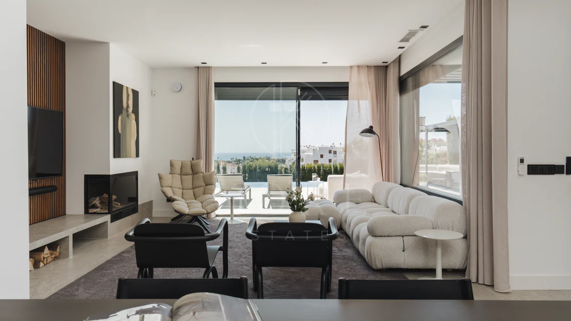 Villa Reformada con Orientación Sur y Vistas al Mar