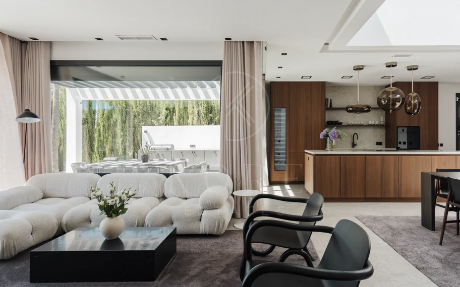 Villa Reformada con Orientación Sur y Vistas al Mar