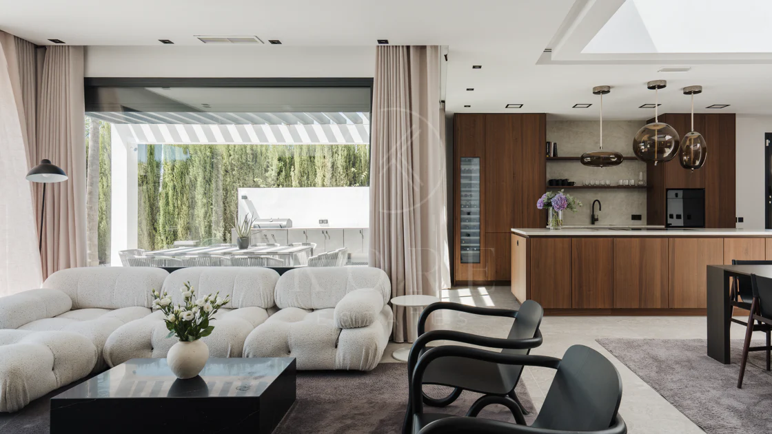 Villa Reformada con Orientación Sur y Vistas al Mar