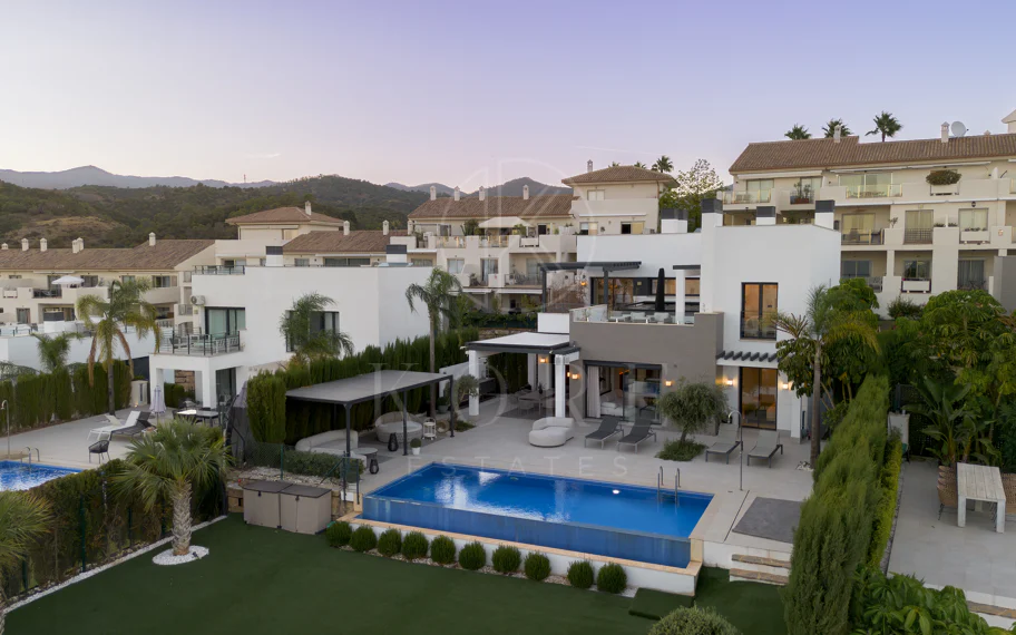 Villa Reformada con Orientación Sur y Vistas al Mar