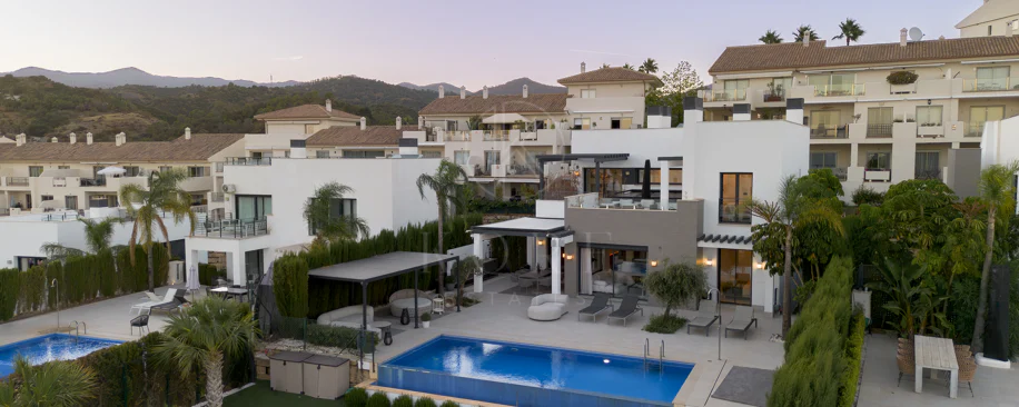 Villa Reformada con Orientación Sur y Vistas al Mar
