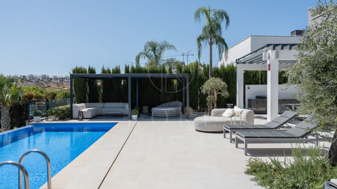 Villa Reformada con Orientación Sur y Vistas al Mar