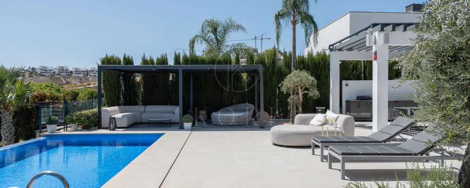 Villa Reformada con Orientación Sur y Vistas al Mar