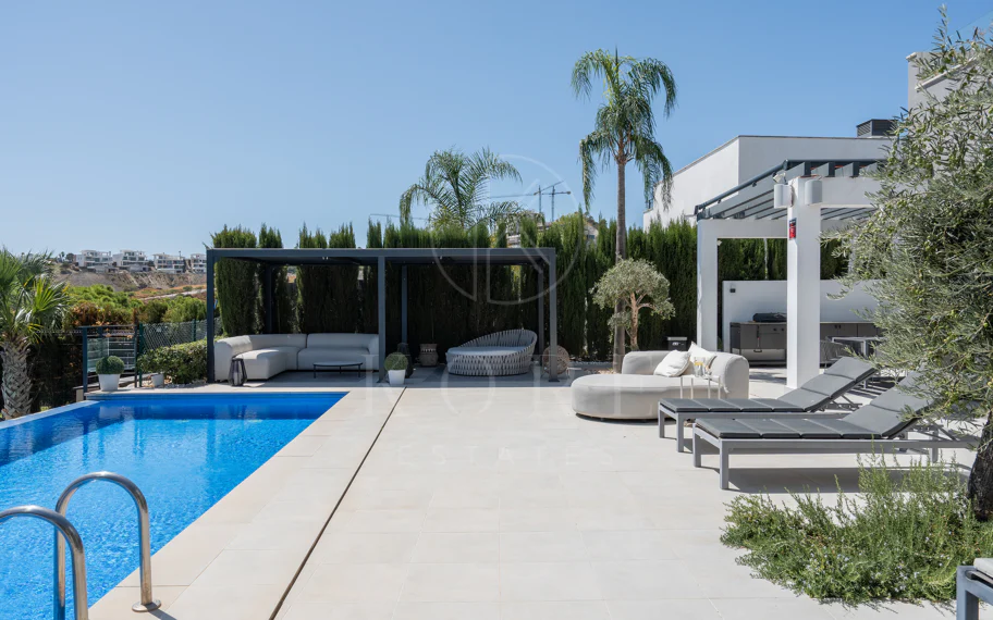 Villa Reformada con Orientación Sur y Vistas al Mar