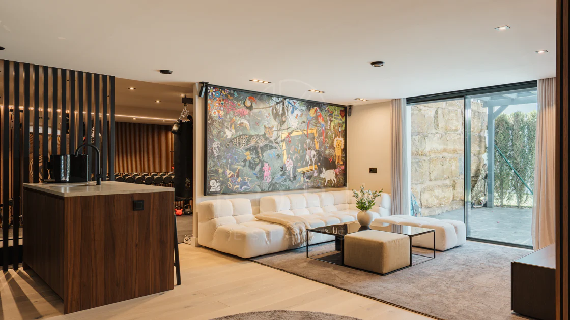 Villa Reformada con Orientación Sur y Vistas al Mar
