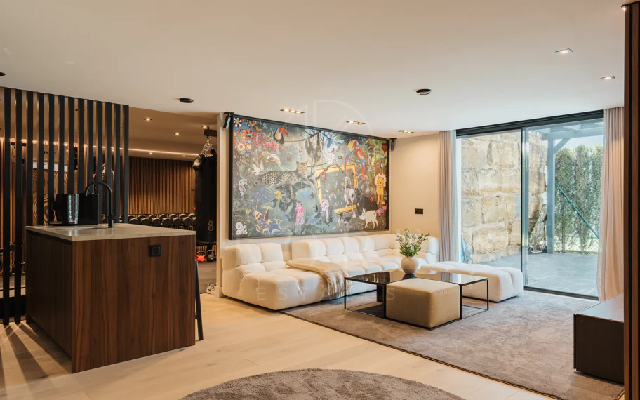 Villa Reformada con Orientación Sur y Vistas al Mar