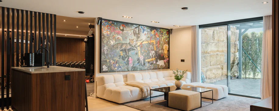 Villa Reformada con Orientación Sur y Vistas al Mar