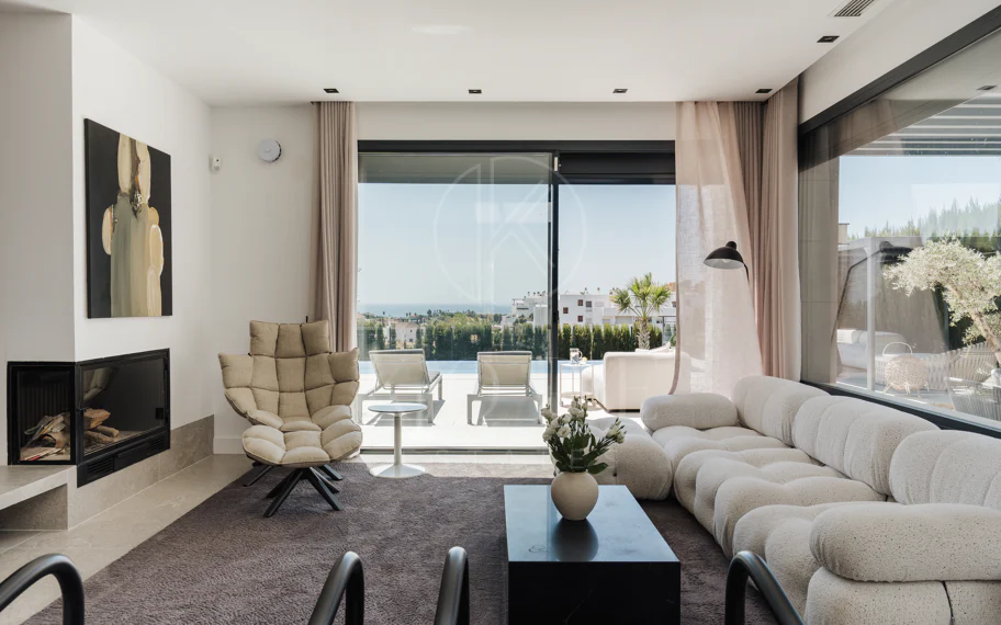 Villa Reformada con Orientación Sur y Vistas al Mar