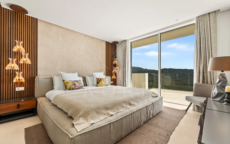 Ático Panorámico con Enorme Terraza y Vistas al Mar en Venta en Palo Alto, Marbella